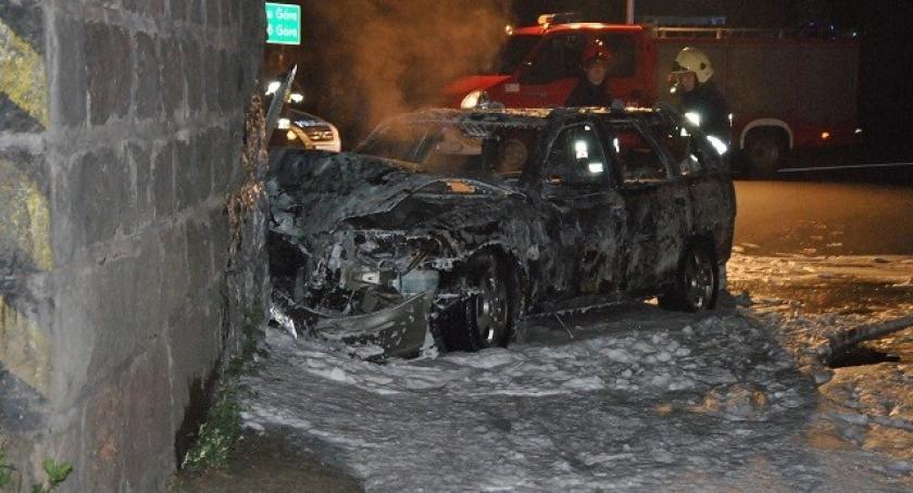 Sierakowice. Znalazł się kierowca rozbitej i spalonej vectry