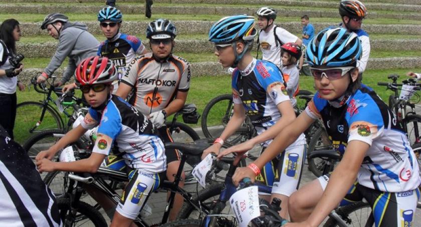 Kolarze z Kartuz na trasie MTB w Człuchowie
