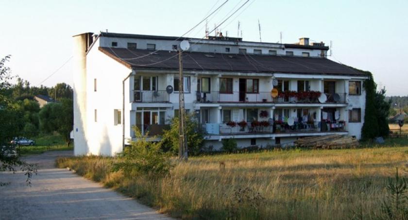 Niestępowo. Dramatyczna relacja z rodzinnej tragedii. Jak córka dźgnęła ojca nożem