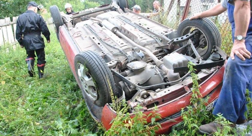 Borek. Opel zleciał ze skarpy i dachował 