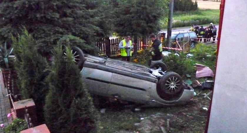 Przyjaźń. Wypadł z drogi i dachował przez podwórko - zatrzymał się na drzewie