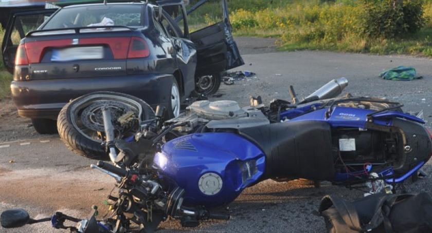 Lniska. Zderzenie osobówki z motocyklem - nie żyje motocyklista