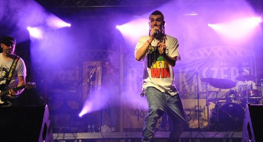 Noc z gwiazdami w Sierakowicach. Kamil Bednarek przyciągnął tłumy