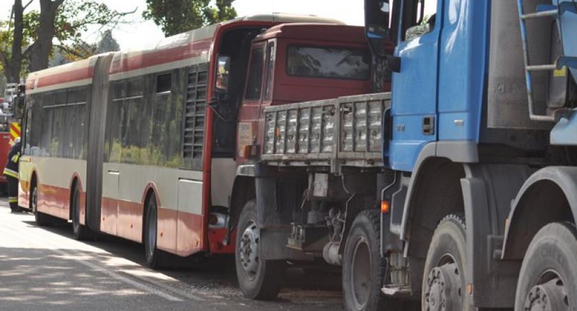 Banino. Kolejny minikarambol - dwie ciężarówki i autobus