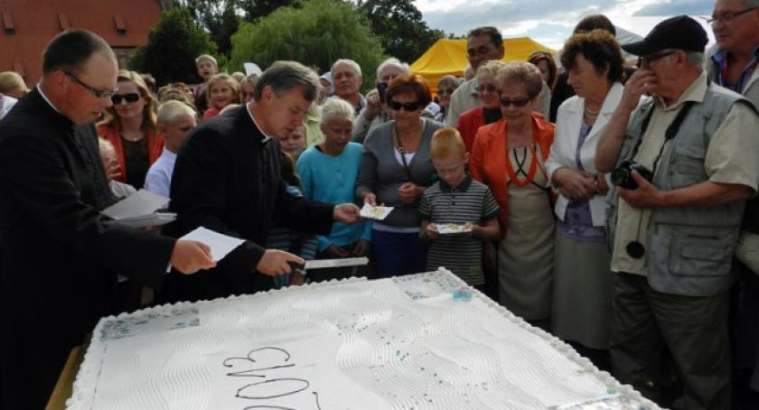 Żukowo. Rzucali… komórkami i jedli tort