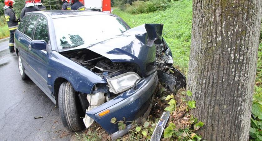 Smętowo Chmieleńskie. Volvo rozbiło się na drzewie 