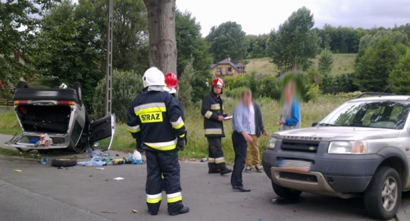 Borowo. Cinquecento dachowało i uderzyło w Land Rovera