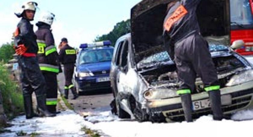 Samochód spłonął - kierowca wyszedł bez szwanku