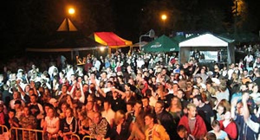 Piątkowy wieczór na rockowo, hip - hopowo i dyskotekowo. XVI Jarmark Kaszubski - część I