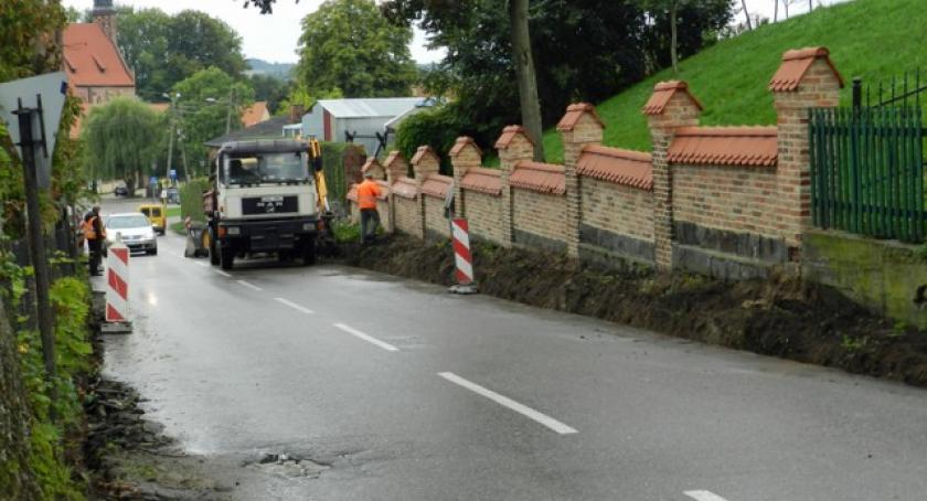 Żukowo. Ul. 3 Maja z nowym asfaltem i lampami
