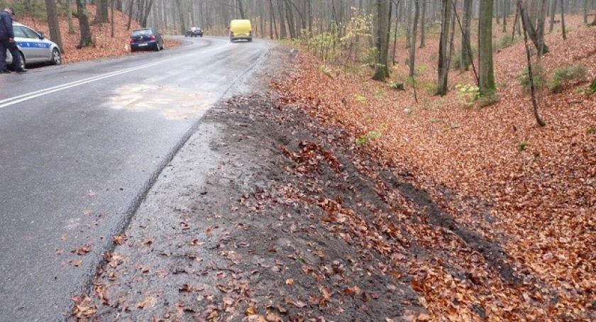 Somonino. Jechał za szybko - wylądował w rowie  