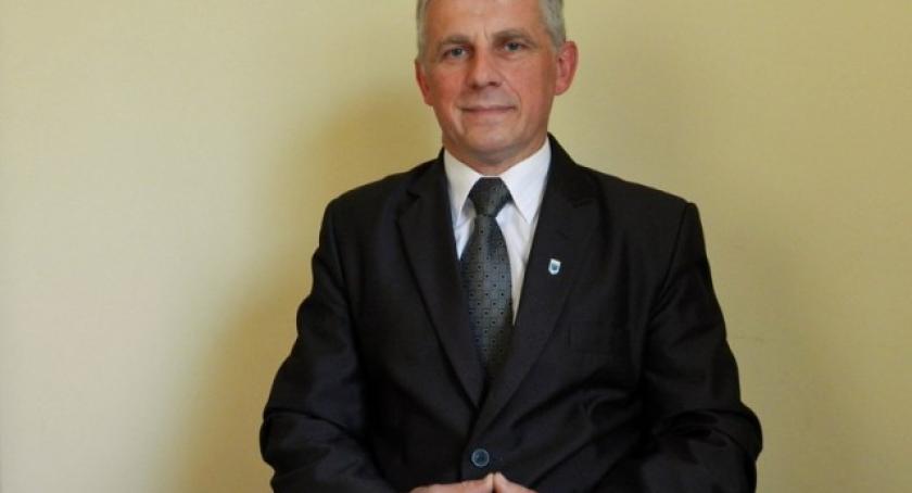Niestępowo. 