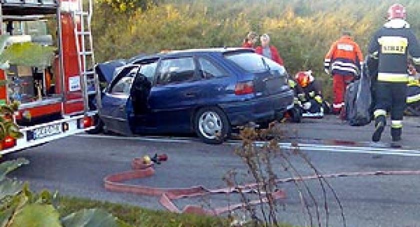 Samochód z impetem uderzył w autobus. Jedna ofiara śmiertelna, trzy ciężko ranne