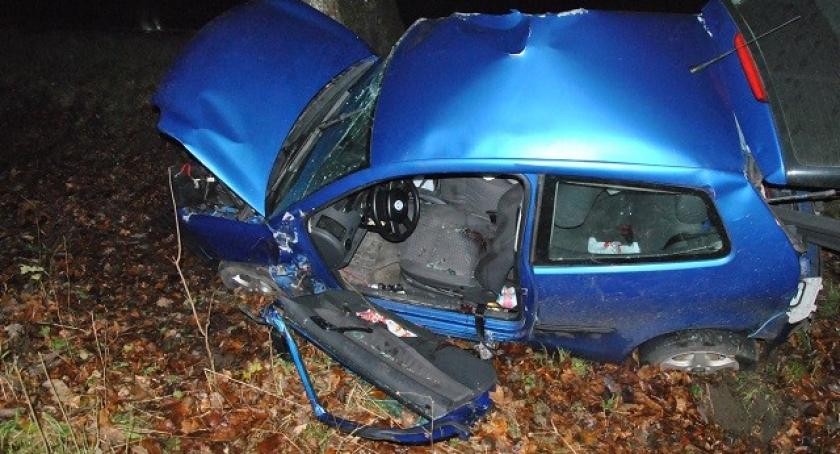 Sierakowice-Karwacja. VW Polo uderzył w drzewo - nie żyje 18-latek 