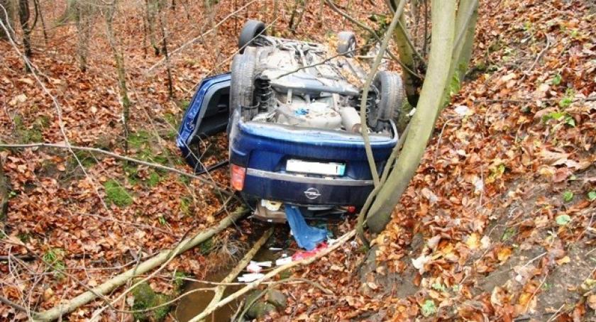 Mojusz. Opel dachował i wpadł do rowu 