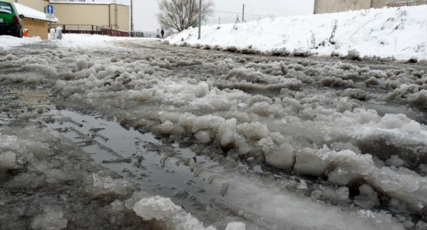 Kolizje, przewrócone drzewa - bilans pierwszego dnia zimy