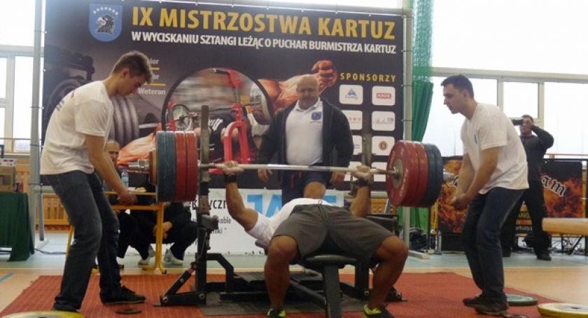 Popis kartuzian w wyciskaniu sztangi