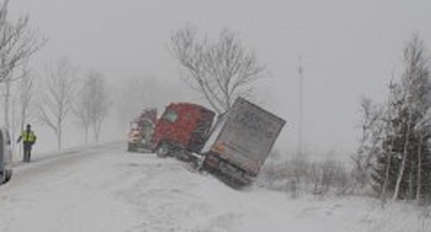 Powiat. Fatalne warunki na drogach, wiele miejscowości nadal bez prądu