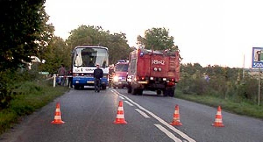 Volkswagen uderzył w stojący autobus