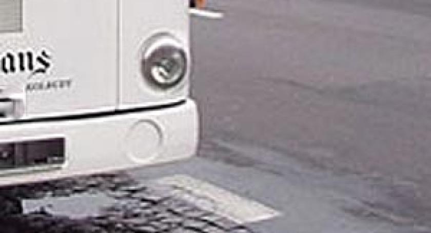 Chłopczyk wybiegł zza autobusu