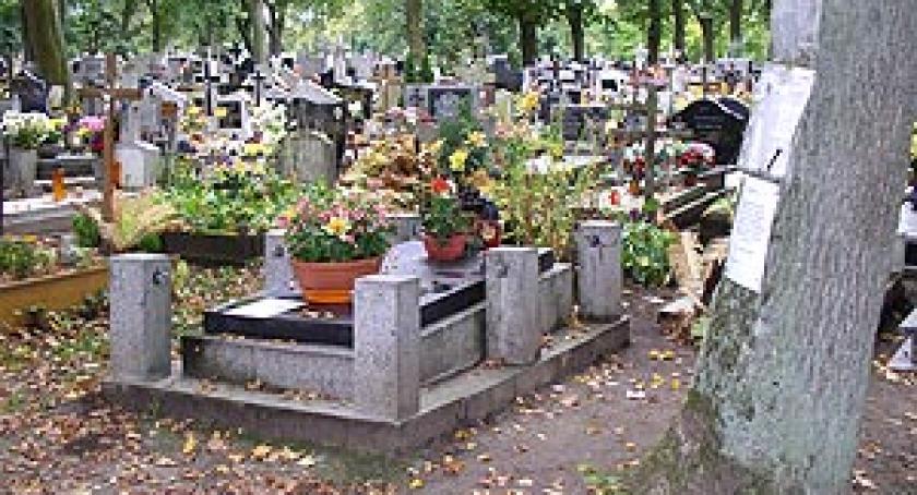 Cmentarne hieny grasują. Zostały puste słupki