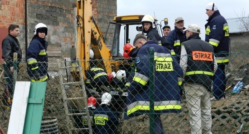 Niestępowo. Nie żyje 59-letni mężczyzna przysypany ziemią 