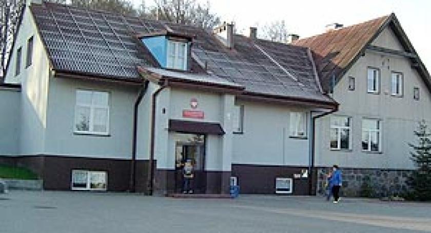 Rzucali kamieniami w kamery i lampy