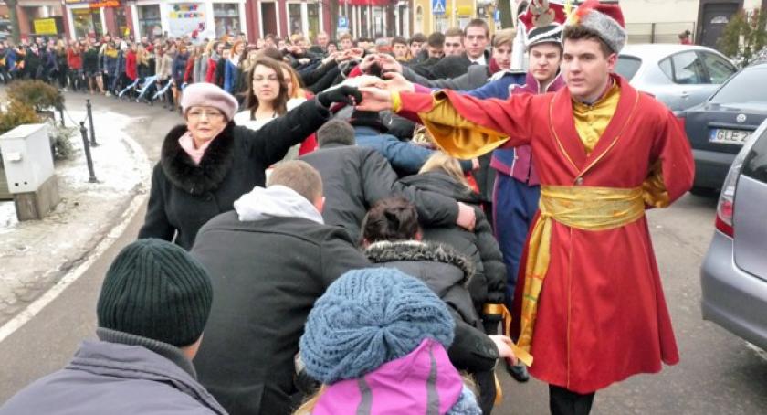 Polonez maturzystów na kartuskim Rynku