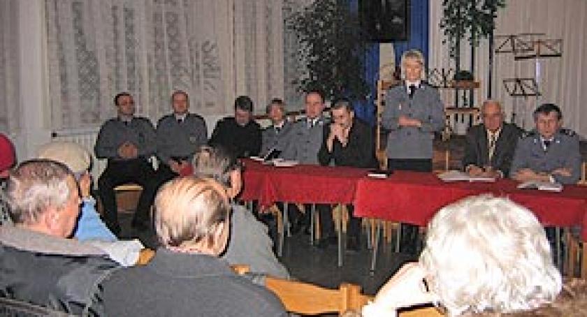 Nie chcieli mówić o swoich problemach w obecności dziennikarzy. Spotkanie mieszkańców Kartuz z policjantami