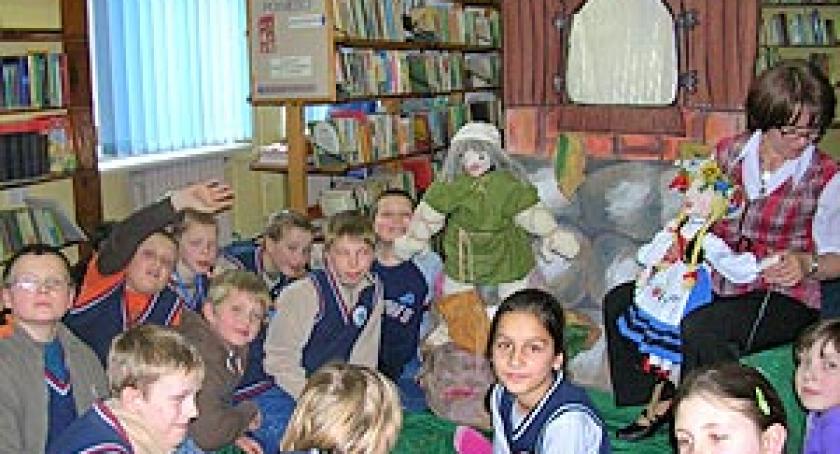 Chcą zachęcić młodzież do czytania. Warsztaty czytelnicze w bibliotece publicznej w Kartuzach