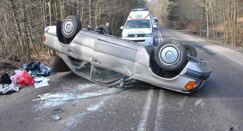 Glinne. Dachował mercedes 