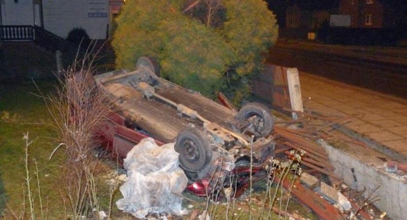 Kartuzy. Tico przebiło płot i wpadło na prywatną posesję