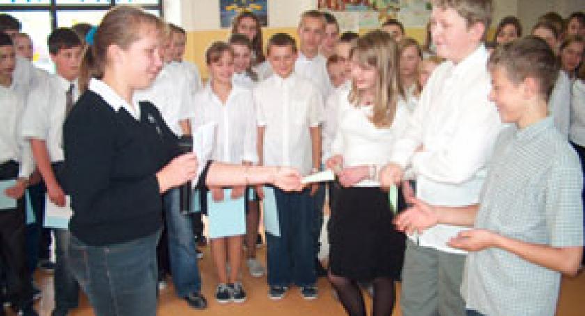 Ślubowanie klas I gimnazjum w Przyjaźni