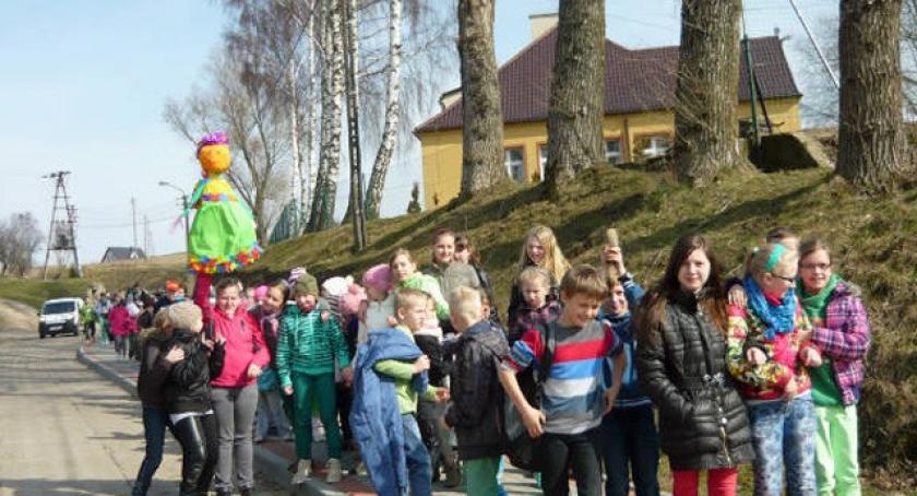 Kożyczkowo. Uczniowie przywitali wiosnę