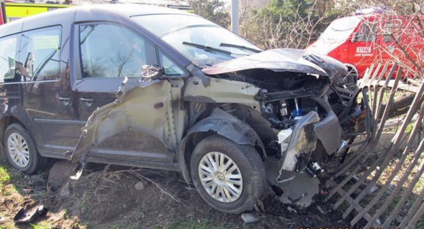 Rębiechowo. VW Caddy skasował znak drogowy