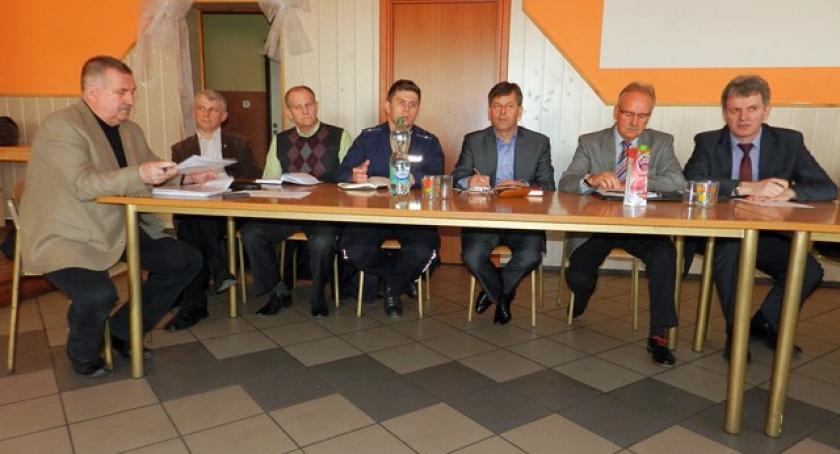 Niestępowo. 