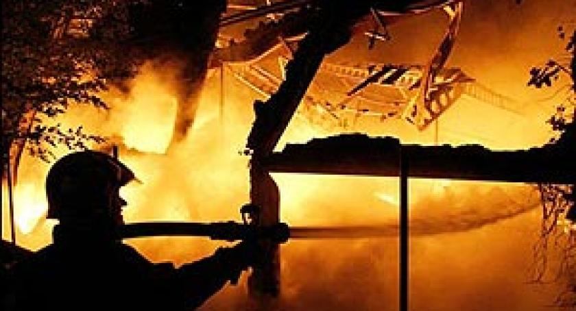 W czterech pożarach poszło z dymem ponad 90 tys. złotych. Policja apeluje o ostrożność