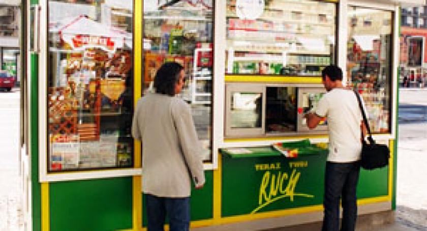 Włamali się do kiosku w Sierakowicach