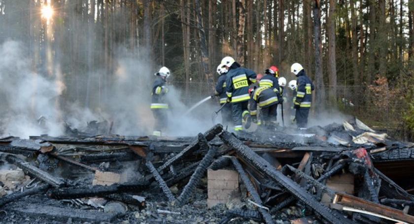 Banino. Płonęły trzy domki letniskowe