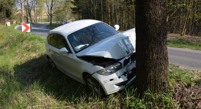 Kczewo. BMW wbiło się w drzewo 