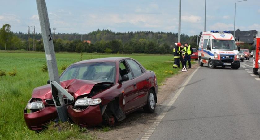 Dzierżążno. Daewoo bez koła uderzyło w latarnię