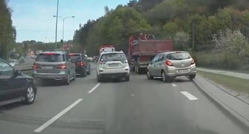Kartuscy kierowcy wiedzą, jak ominąć korki 