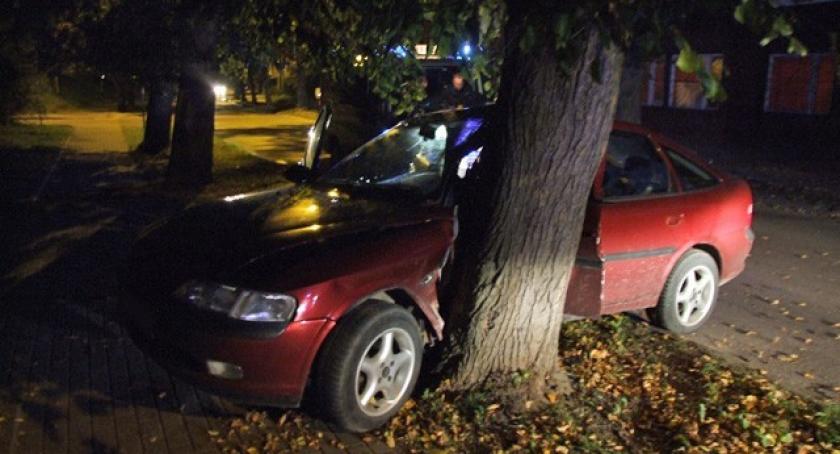 Drugi policjant, który po pijaku rozbił auto, stanie przed sądem 