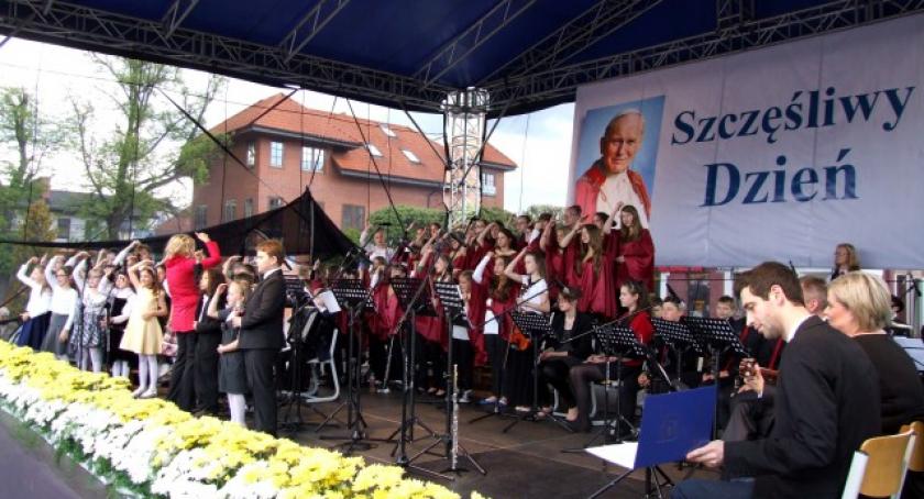 Kartuzy. Muzyką i śpiewem dziękowali za kanonizację Jana Pawła II