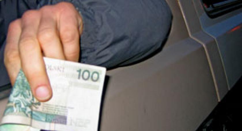 Pijany kierowca próbował przekupić policjantów