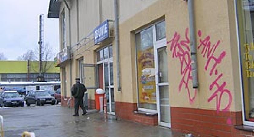 Skradziono rynny z centrum handlowego w Kartuzach