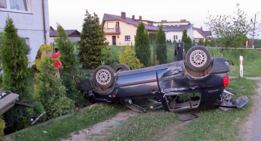 Otomino. VW dachował i skasował słup energetyczny 