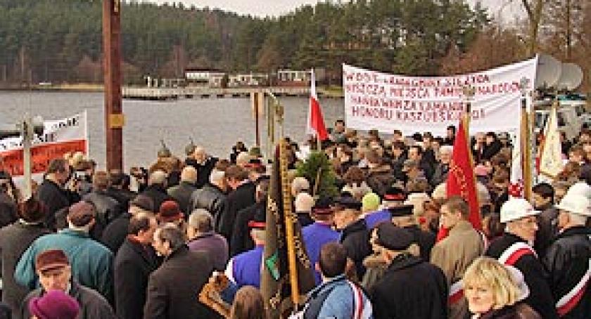 Gołubie. Postawiono drugi krzyż poświęcony J. Dambkowi