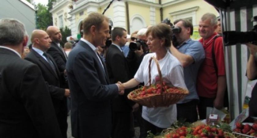 Truskawkowy smak wolności w Brukseli. ... i w kancelarii Premiera na Dzień Dziecka