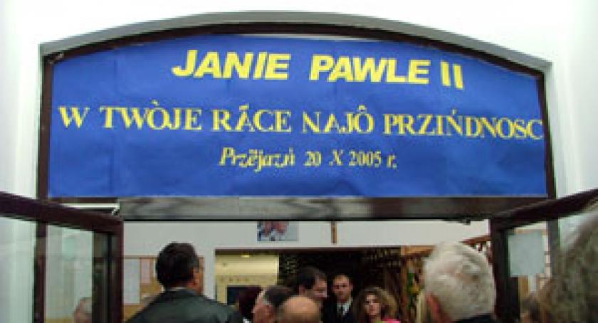 Trzy gimnazjalistki popijały alkohol w szkole